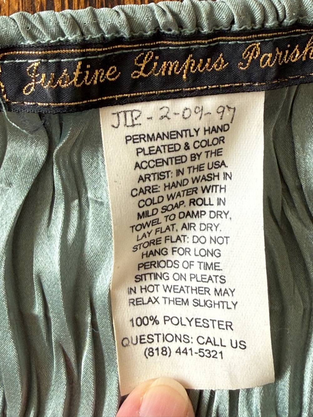Signed, hand colored & pleated sage green top/shirt. - Picture 16 of 16